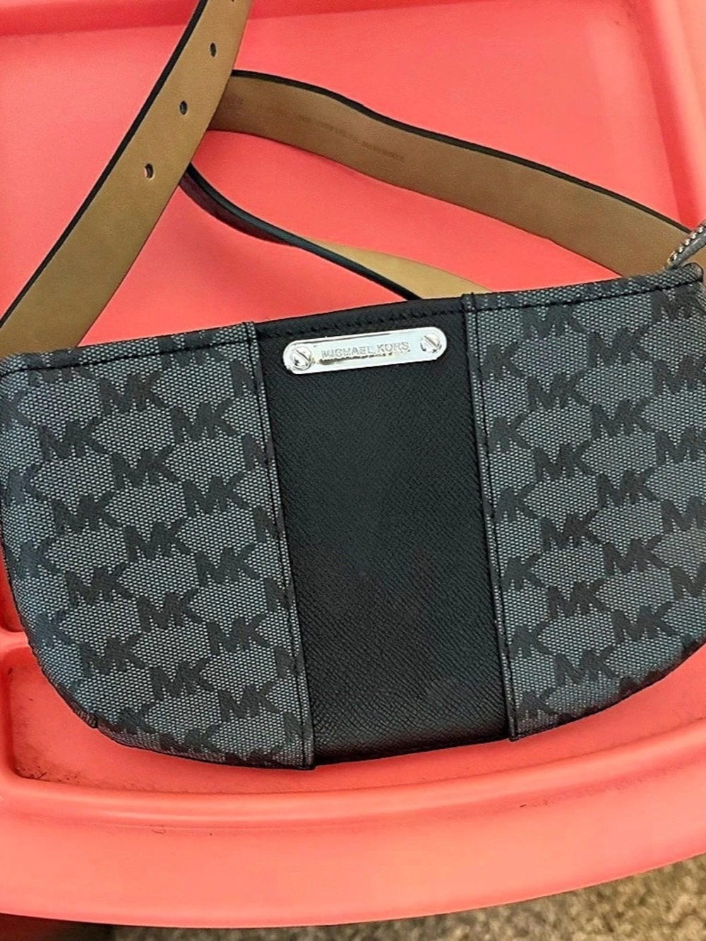 Michael Kors Jet Set Crossbody in Black & Gray